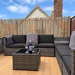 89a Church Street - Luxury Two Bed With Roof Terrace *